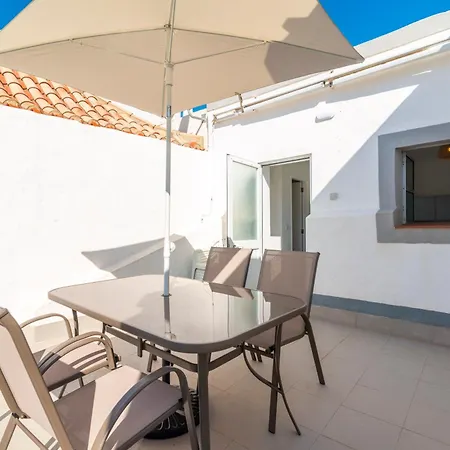 Casa Garde - 5 Mins Center - Private Balcony - Wi-fi Holiday home