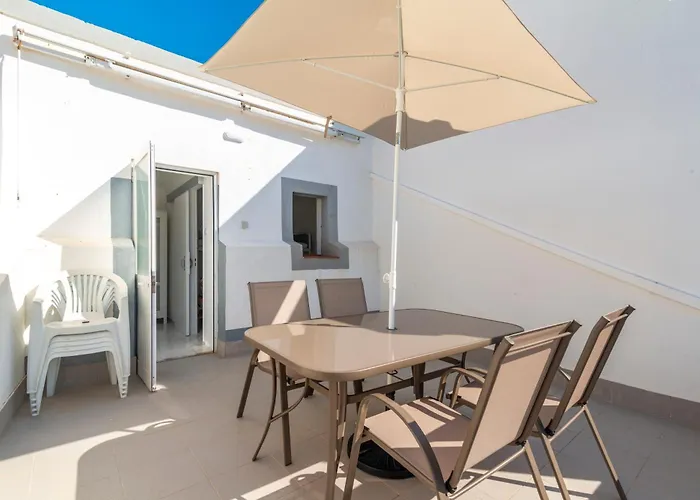 Casa Garde - 5 Mins Center - Balcony - Ac - Wi-fi *