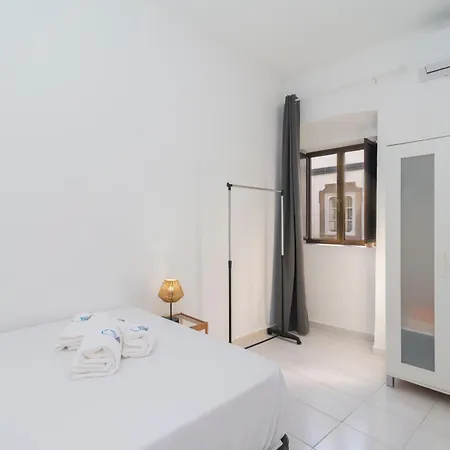 Casa Garde - 5 Mins Center - Balcony - Ac - Wi-fi Semesterbostad